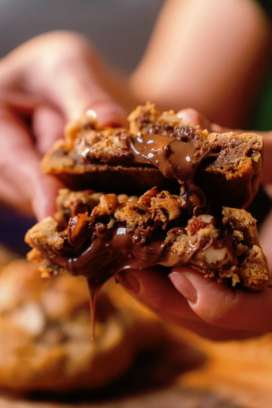Cookie recheado partido ao meio