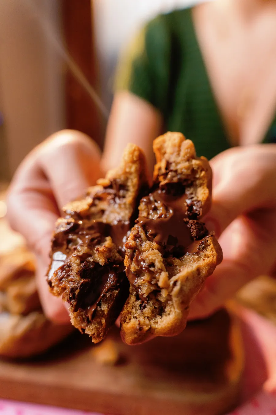 Cookie aberto na mão