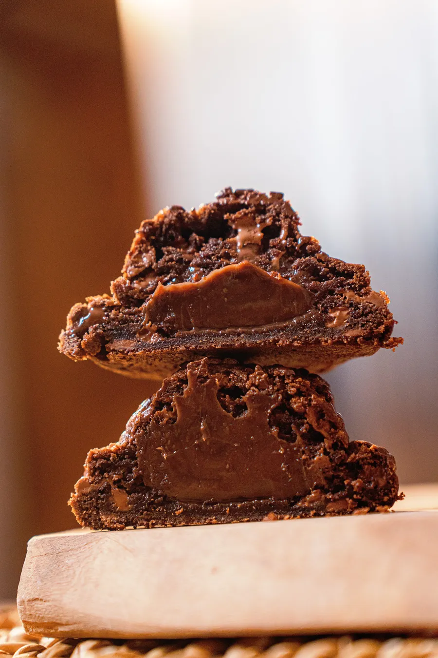 Brownie recheado partido ao meio